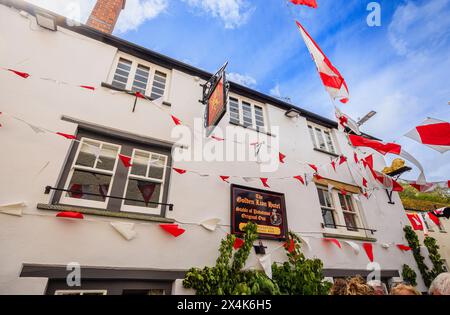 Le Golden Lion, qui accueille le Old 'Oss rouge dans le festival 'Obby 'Oss', un événement folklorique annuel traditionnel du 1er mai à Padstow, une ville côtière de Cornouailles Banque D'Images