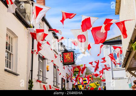 Le Golden Lion, qui accueille le Old 'Oss rouge dans le festival 'Obby 'Oss', un événement folklorique annuel traditionnel du 1er mai à Padstow, une ville côtière de Cornouailles Banque D'Images