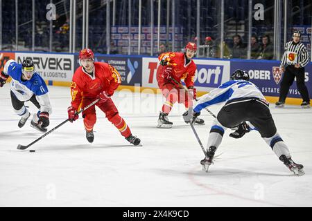 Vilnius, Lituanie. 3 mai 2024. Le Chinois Hou Yuyang (2e l) fait une percée lors du match du groupe B entre la Chine et l'Estonie au Championnat mondial de hockey sur glace 2024 de l'IIHF, Division I, à Vilnius, en Lituanie, le 3 mai 2024. Crédit : Alfredas Pliadis/Xinhua/Alamy Live News Banque D'Images