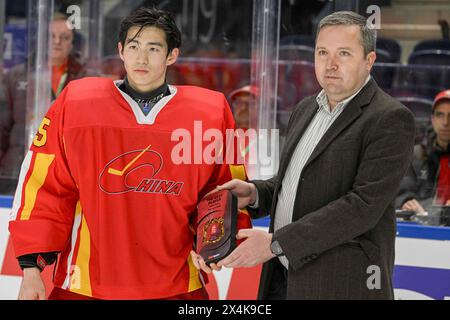 Vilnius, Lituanie. 3 mai 2024. Le Chinois Chen Shifeng (l) reçoit le trophée du meilleur joueur de l'équipe de Chine pour tout le championnat après le match du groupe B entre la Chine et l'Estonie au Championnat mondial de hockey sur glace 2024 de l'IIHF, Division I, à Vilnius, Lituanie, le 3 mai 2024. Crédit : Alfredas Pliadis/Xinhua/Alamy Live News Banque D'Images