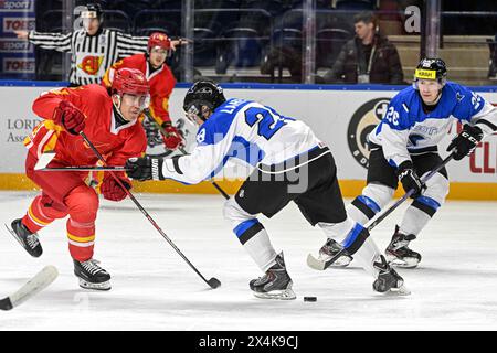 Vilnius, Lituanie. 3 mai 2024. Le Chinois Yan Juncheng (l, avant) fait une percée lors du match du groupe B entre la Chine et l'Estonie au Championnat mondial de hockey sur glace 2024 de l'IIHF, Division I, à Vilnius, en Lituanie, le 3 mai 2024. Crédit : Alfredas Pliadis/Xinhua/Alamy Live News Banque D'Images