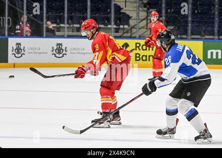 Vilnius, Lituanie. 3 mai 2024. Le Chinois Wang Jing (l) passe la rondelle lors du match du groupe B entre la Chine et l'Estonie au Championnat mondial de hockey sur glace 2024 de l'IIHF, Division I, à Vilnius, en Lituanie, le 3 mai 2024. Crédit : Alfredas Pliadis/Xinhua/Alamy Live News Banque D'Images