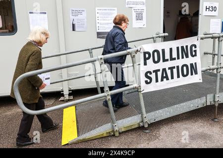 Londres, Royaume-Uni. 4 mai 2024. Les électeurs arrivent à un bureau de vote à Londres, Grande-Bretagne, le 2 mai 2024. Le Parti conservateur britannique au pouvoir a subi l'une de ses pires journées électorales, un nombre massif d'électeurs ayant changé d'allégeance lors des élections municipales à travers l'Angleterre. POUR ALLER AVEC 'Roundup : le Parti conservateur au pouvoir au Royaume-Uni subit de lourdes pertes aux élections locales' crédit : Xinhua/Alamy Live News Banque D'Images