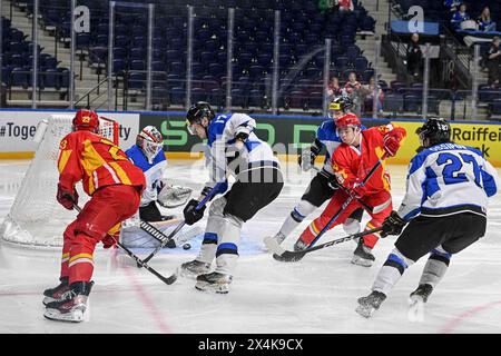 Vilnius, Lituanie. 3 mai 2024. Le Chinois Hou Yuyang (1er l) tire lors du match du groupe B entre la Chine et l'Estonie au Championnat mondial de hockey sur glace 2024 de l'IIHF, Division I, à Vilnius, en Lituanie, le 3 mai 2024. Crédit : Alfredas Pliadis/Xinhua/Alamy Live News Banque D'Images