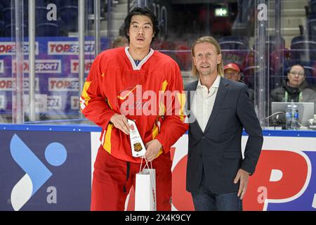 Vilnius, Lituanie. 3 mai 2024. Le Chinois Yan Ruinan (l) reçoit le trophée du meilleur joueur du match dans l'équipe chinoise après le match du groupe B entre la Chine et l'Estonie au Championnat mondial de hockey sur glace 2024 de l'IIHF, Division I, à Vilnius, Lituanie, le 3 mai 2024. Crédit : Alfredas Pliadis/Xinhua/Alamy Live News Banque D'Images