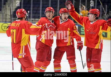 Vilnius, Lituanie. 3 mai 2024. Les joueurs de la Chine célèbrent après avoir marqué lors du match du groupe B entre la Chine et l'Estonie au Championnat mondial de hockey sur glace 2024 de l'IIHF, Division I, à Vilnius, en Lituanie, le 3 mai 2024. Crédit : Alfredas Pliadis/Xinhua/Alamy Live News Banque D'Images