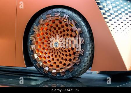 Roue, pneu disque Nissan Hyper Tourer Minivan bronze or, voiture électrique au 45.Thailand, Bangkok 07 avril 2024. Banque D'Images