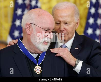 Washington, Vereinigte Staaten. 03 mai 2024. Le président des États-Unis Joe Biden remet au père Greg Boyle la Médaille présidentielle de la liberté, la plus haute distinction civile nations, lors d’une cérémonie dans la salle est de la Maison Blanche à Washington DC le vendredi 3 mai 2024. Crédit : Jonathan Ernst/Pool via CNP/dpa/Alamy Live News Banque D'Images