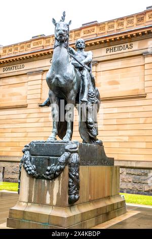 The Offering of War statue de Gilbert Bayes devant l'Art Gallery of New South Wales, l'une des deux statues équestres érigées en 1926 Banque D'Images