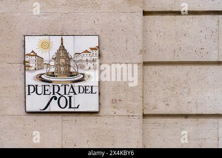 Madrid, Espagne. 11 février 2024 - panneau carré Puerta Del sol sur un mur de pierre, gros plan. Banque D'Images