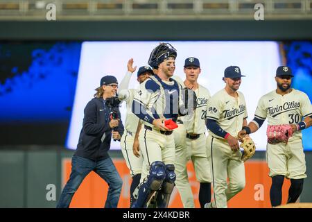 Minneapolis, Minnesota, États-Unis. 3 mai 2024. Les joueurs des Twins du Minnesota célèbrent après un match de baseball de la MLB entre les Twins du Minnesota et les Red Sox de Boston au Target Field le 3 mai 2024. Les Twins ont gagné 5-2. (Crédit image : © Steven Garcia/ZUMA Press Wire) USAGE ÉDITORIAL SEULEMENT! Non destiné à UN USAGE commercial ! Crédit : ZUMA Press, Inc/Alamy Live News Banque D'Images