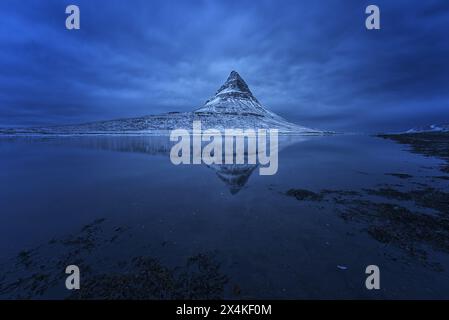 Heure bleue en hiver à Kirkjufell, Islande. Banque D'Images