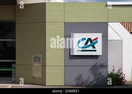 Bordeaux , France - 05 01 2024 : marque CA signe et logo texte du bureau de l'agence crédit agricole signalétique de façade murale d'entrée de banque française Banque D'Images