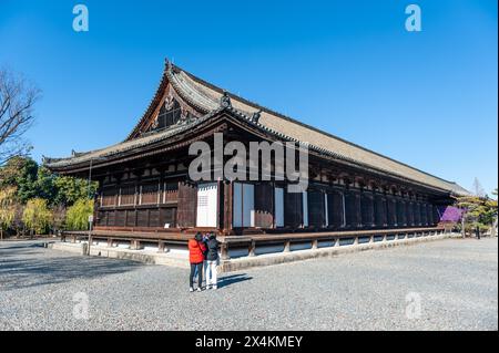 Kyoto, Japon, 29 décembre 2019. Extérieur du temple de Rengeo-in Sanjusangendo, un grand temple bouddhiste célèbre pour ses 1001 statues de Kannon, la déesse de merci Banque D'Images