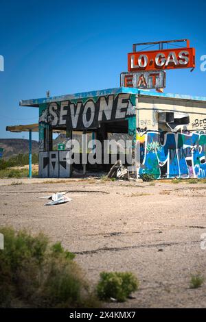 Station-service abandonnée et Diner près de Barstow, Californie Banque D'Images