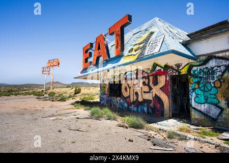 Station-service abandonnée et Diner près de Barstow, Californie Banque D'Images