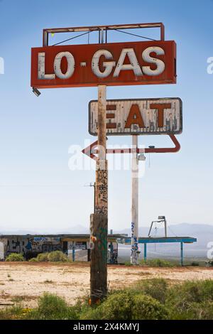 Station-service abandonnée et Diner près de Barstow, Californie Banque D'Images