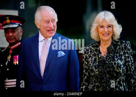 Photo du dossier datée du 30/04/24 du roi Charles III, patron de cancer Research UK et Macmillan cancer support, et de la reine Camilla, arrivant pour une visite au University College Hospital Macmillan cancer Centre, Londres. Le roi doit devenir patron de la Royal British Legion (RBL) après un examen majeur de plus d'un millier de patronages royaux suite à la mort de la reine Elizabeth II. date d'émission : samedi 4 mai 2024. Banque D'Images