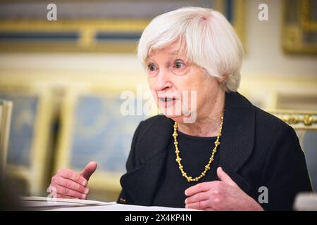 Kiev, Ukraine - février 27 2023 : portrait en gros plan de la secrétaire au Trésor américaine Janet Yellen assise à une table lors d'une réunion Banque D'Images