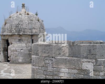 la nouvelle forteresse de corfou sur la colline de st. mark et une montagne en toile de fond par une journée ensoleillée à corfou, en grèce, dans la mer ionienne Banque D'Images