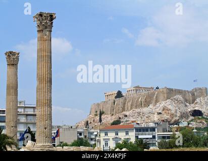 le parthénon sur l'acropole par une journée ensoleillée d'été vu du temple de zeus olympien à athènes, grèce Banque D'Images