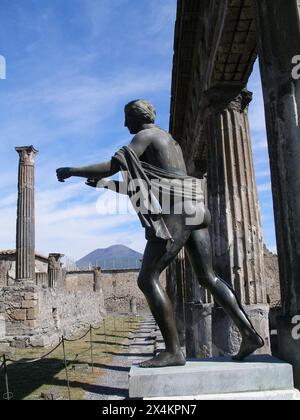 statue d'apollon et le temple de jupiter sur le côté nord du forum à pompéi, italie, avec mt. le vésuve en arrière-plan Banque D'Images