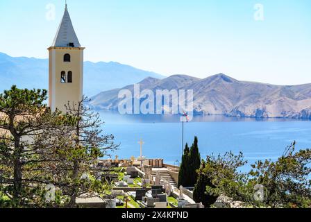 baska, croatie, 29 avril 2024, vue panoramique du village depuis une montagne *** baska, kroatien, 29. avril 2024, panoramablick auf das dorf von einem berg aus Copyright : xx Banque D'Images