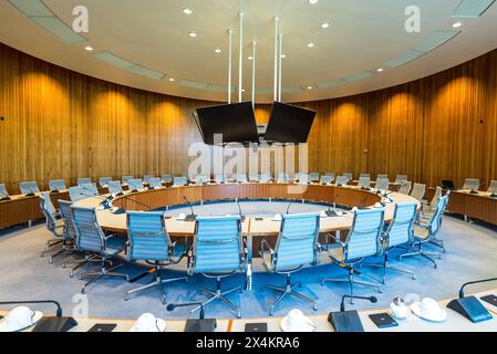 Dusseldorf, Allemagne - 4 juin 2023 : salle de réunion vide du Parlement de Rhénanie du Nord-Westphalie, Dusseldorf, Allemagne. Banque D'Images