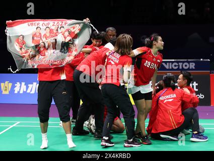 Chengdu, province chinoise du Sichuan. 4 mai 2024. L'équipe d'Indonésie célèbre sa victoire sur l'équipe de Corée du Sud après la demi-finale de la finale de la BWF Uber Cup à Chengdu, dans la province du Sichuan, au sud-ouest de la Chine, le 4 mai 2024. Crédit : Jia Haocheng/Xinhua/Alamy Live News Banque D'Images