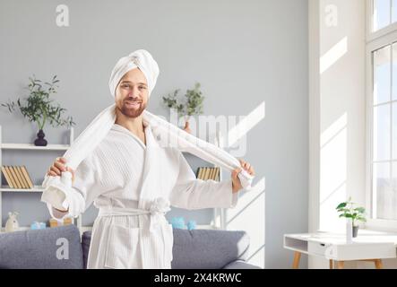 Portrait d'Un homme heureux en peignoir avec serviette Banque D'Images