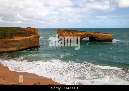 Port Campbell Australie, vue sur London Bridge une arche naturelle. C'est l'un des 12 apôtres sur Great Ocean Road Banque D'Images