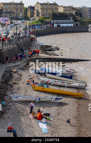 Les bateaux de la régate du Clevedon Coastal Rowing Club se sont arrêtés sur la plage Banque D'Images