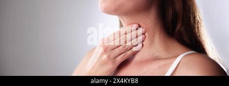 Femme subissant un cancer de la glande thyroïde photo d'examen. Banque D'Images