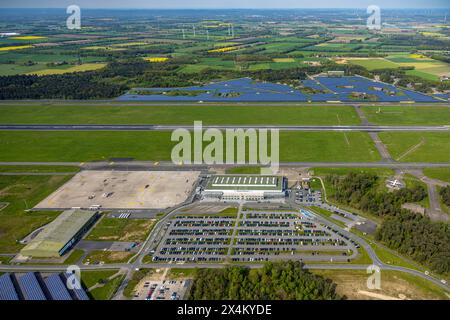 Luftbild, Flughafen Airport Weeze, Ryanair Fluggesellschaft, Startbahn und Landebahn, Solarpark und terminal Abfertigungshalle, Parkplätze, Wiesen und Felder mit Fernsicht, Windräder, Baal, Weeze, Niederrhein, Nordrhein-Westfalen, Deutschland ACHTUNGxMINDESTHONORARx60xEURO *** vue aérienne, aéroport Weeze, compagnie aérienne Ryanair, piste et piste d'atterrissage, parc solaire et hall d'enregistrement terminal, parkings, prairies et champs avec vue lointaine, éoliennes, Baal, Weeze, Bas-Rhin, Rhénanie du Nord-Westphalie, Allemagne ATTENTIONxMINDESTHONORARx60xEURO Banque D'Images