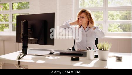 Chaise d'ordinateur ergonomique mauvaise posture et douleur Banque D'Images