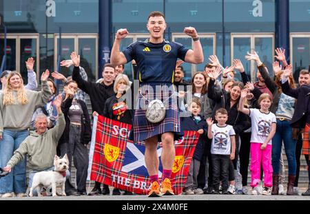 Craig Ferguson, 20 ans, commence sa marche de 1 000 km du stade de football écossais Hampden Park, à Glasgow, à Munich pour collecter des fonds pour Brothers in Arms, une association caritative écossaise de santé mentale masculine. Il espère atteindre un objectif de £50 000 pour collecter des fonds et sensibiliser la population à la santé mentale des hommes. Date de la photo : samedi 4 mai 2024. Banque D'Images