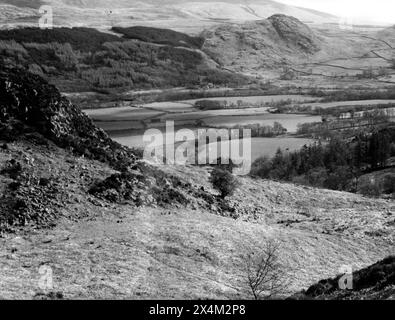 Près de Irton Road, vers Riven Crag depuis Muncaster Fell, Cumbria - 9 avril 1983 Banque D'Images