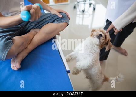 médecin vérifie les blessures musculaires et en utilisant des haltères test blessure et aide également à la thérapie physique renforcer les muscles parce que la thérapie physique Banque D'Images