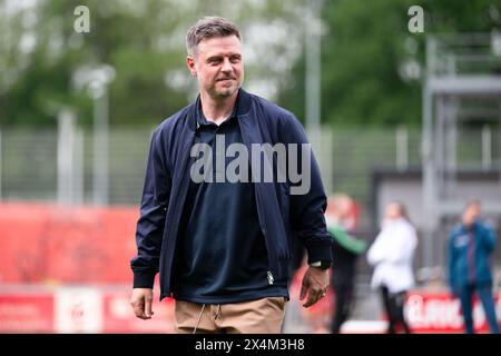 Leverkusen, Allemagne. 04 mai 2024. Football, femmes : Bundesliga, Bayer Leverkusen - Bayern Munich, Journée 20, Ulrich-Haberland-Stadion. Alexander Straus, entraîneur du Bayern Munich, se tourne vers le match. Crédit : Marius Becker/dpa - REMARQUE IMPORTANTE: conformément aux règlements de la DFL German Football League et de la DFB German Football Association, il est interdit d'utiliser ou de faire utiliser des photographies prises dans le stade et/ou du match sous forme d'images séquentielles et/ou de séries de photos de type vidéo./dpa/Alamy Live News Banque D'Images