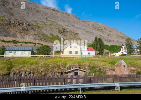 Ville de Patreksfjordur dans les fjords occidentaux d'Islande Banque D'Images