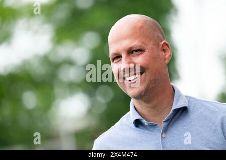 Leverkusen, Allemagne. 04 mai 2024. Football, femmes : Bundesliga, Bayer Leverkusen - Bayern Munich, Journée 20, Ulrich-Haberland-Stadion. Robert de Pauw, entraîneur de Leverkusen, envisage le match. Crédit : Marius Becker/dpa - REMARQUE IMPORTANTE: conformément aux règlements de la DFL German Football League et de la DFB German Football Association, il est interdit d'utiliser ou de faire utiliser des photographies prises dans le stade et/ou du match sous forme d'images séquentielles et/ou de séries de photos de type vidéo./dpa/Alamy Live News Banque D'Images