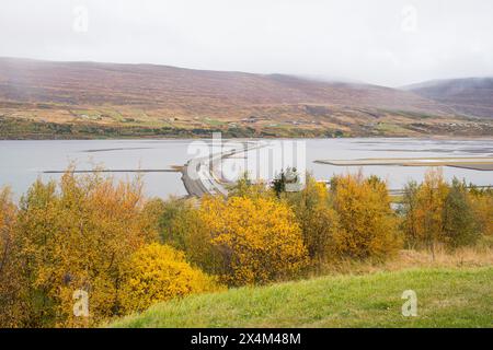 Route à travers Eyjafjordur près d'Akureyri dans le nord de l'Islande Banque D'Images