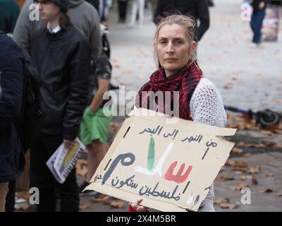 Canberra, Australie, 5 mai 2024. Des centaines de manifestants pro-palestiniens défilent de Civic au camp de solidarité de Gaza à l'Université nationale australienne pour montrer leur soutien aux demandes des étudiants que l'université cède et coupe tous les liens avec Israël. Banque D'Images