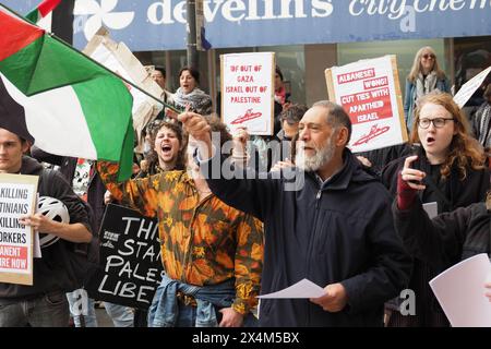 Canberra, Australie, 5 mai 2024. Des centaines de manifestants pro-palestiniens défilent de Civic au camp de solidarité de Gaza à l'Université nationale australienne pour montrer leur soutien aux demandes des étudiants que l'université cède et coupe tous les liens avec Israël. Banque D'Images