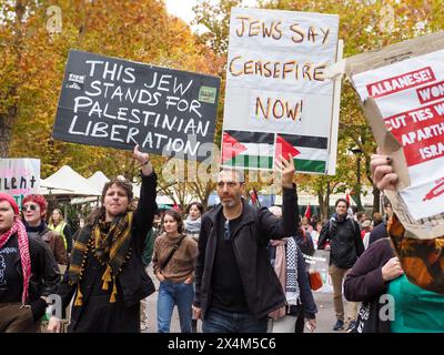 Canberra, Australie, 5 mai 2024. Des centaines de manifestants pro-palestiniens défilent de Civic au camp de solidarité de Gaza à l'Université nationale australienne pour montrer leur soutien aux demandes des étudiants que l'université cède et coupe tous les liens avec Israël. Banque D'Images