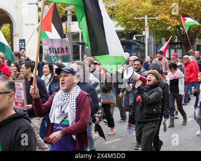 Canberra, Australie, 5 mai 2024. Des centaines de manifestants pro-palestiniens défilent de Civic au camp de solidarité de Gaza à l'Université nationale australienne pour montrer leur soutien aux demandes des étudiants que l'université cède et coupe tous les liens avec Israël. Banque D'Images