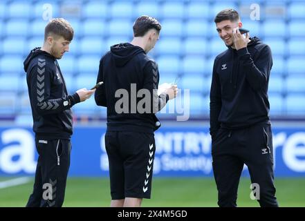 Josh Eccles, Luis Binks et Bobby Thomas de Coventry City avant le Sky Bet Championship match à la Coventry Building Society Arena, Coventry. Date de la photo : samedi 4 mai 2024. Banque D'Images