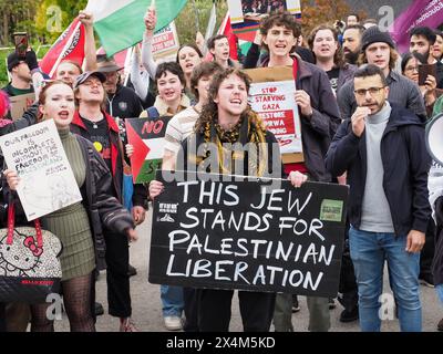 Canberra, Australie, 5 mai 2024. Des centaines de manifestants pro-palestiniens défilent de Civic au camp de solidarité de Gaza à l'Université nationale australienne pour montrer leur soutien aux demandes des étudiants que l'université cède et coupe tous les liens avec Israël. Banque D'Images