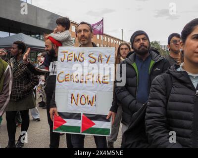 Canberra, Australie, 5 mai 2024. Des centaines de manifestants pro-palestiniens défilent de Civic au camp de solidarité de Gaza à l'Université nationale australienne pour montrer leur soutien aux demandes des étudiants que l'université cède et coupe tous les liens avec Israël. Banque D'Images