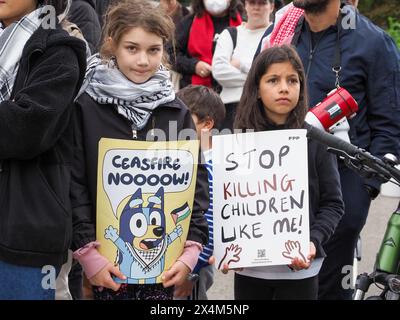 Canberra, Australie, 5 mai 2024. Des centaines de manifestants pro-palestiniens défilent de Civic au camp de solidarité de Gaza à l'Université nationale australienne pour montrer leur soutien aux demandes des étudiants que l'université cède et coupe tous les liens avec Israël. Banque D'Images